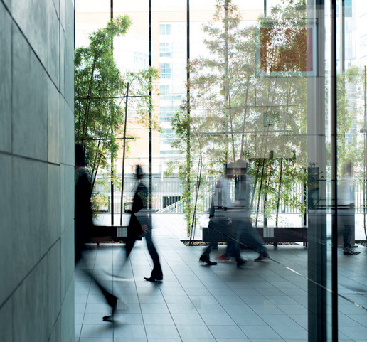 Büroflur mit unscharfen, vorbeigehenden Personen
