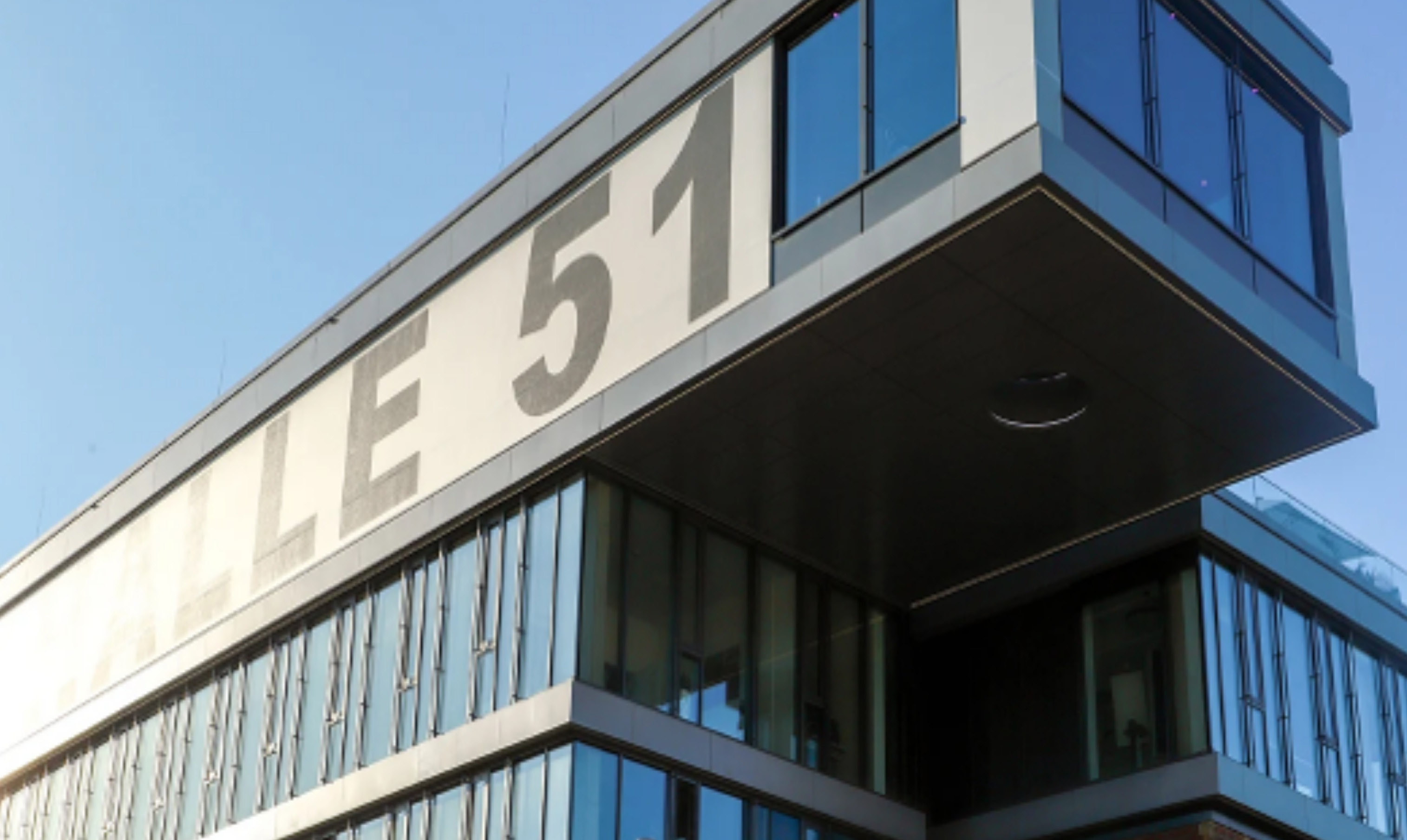 Gebäude Steinmüller Allee 51 mit großer Beschriftung